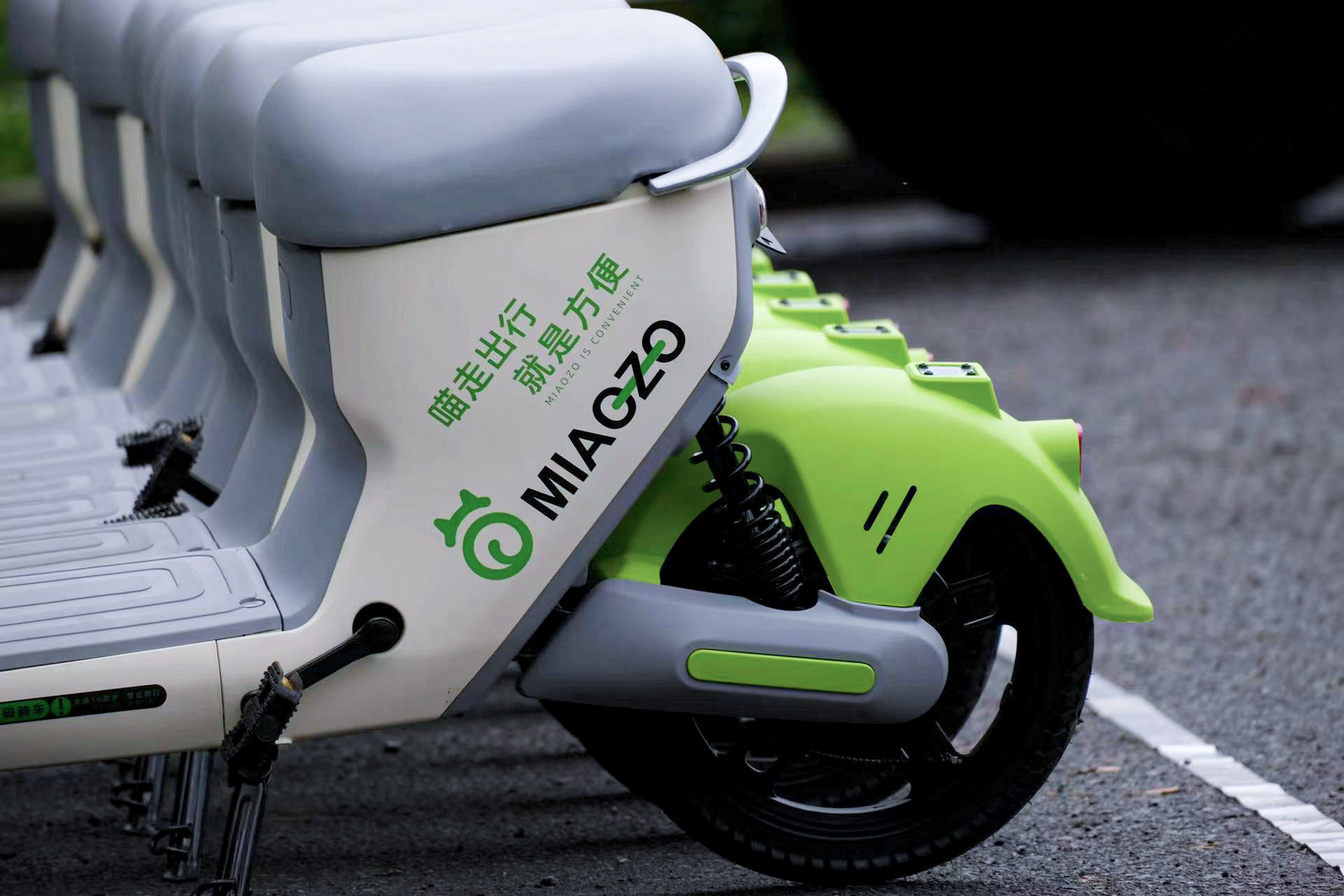 路邊的共享電動(dòng)車(chē)