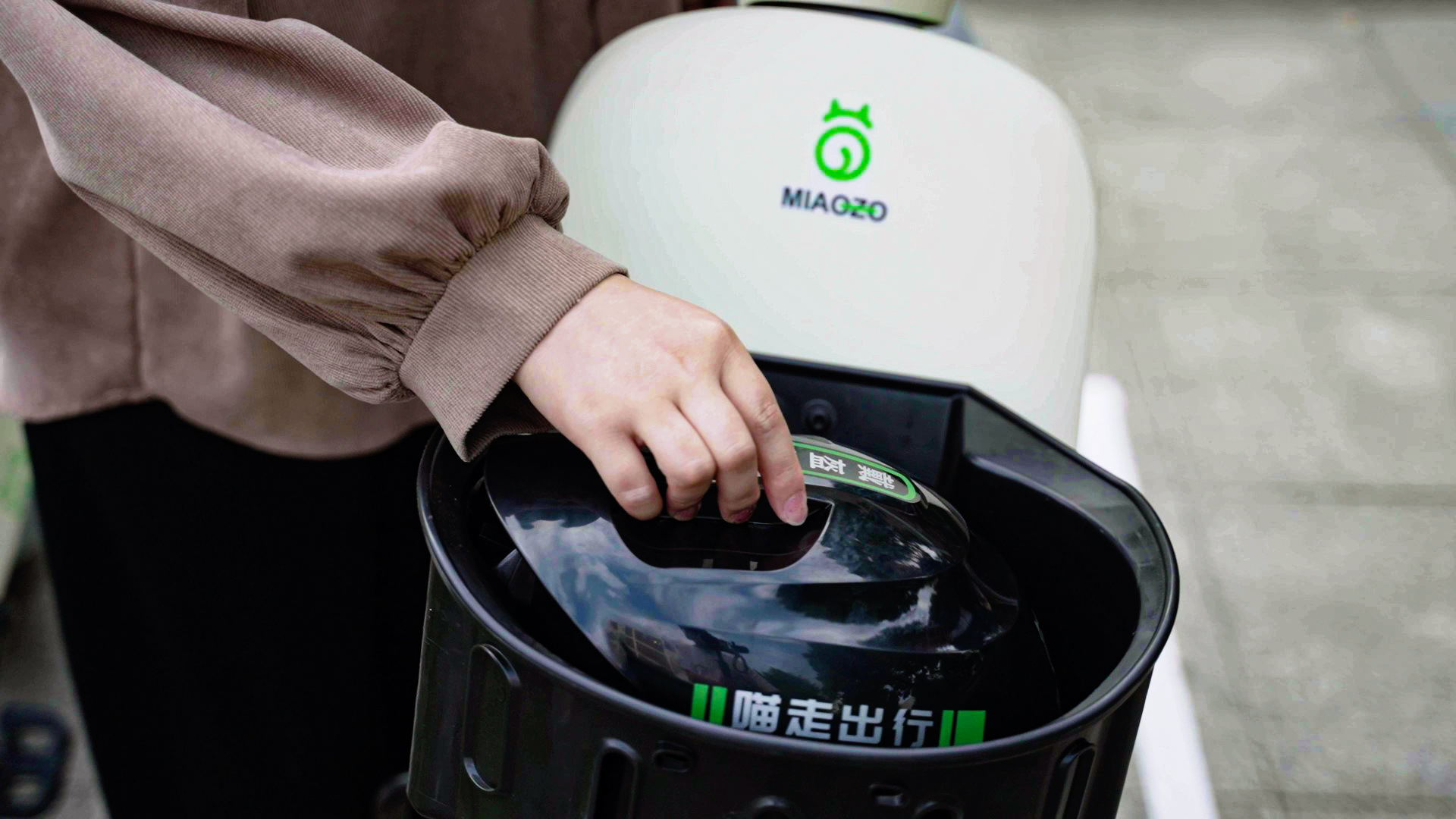 騎共享電單車要佩戴好安全頭盔 騎共享電單車要佩戴好安全頭盔