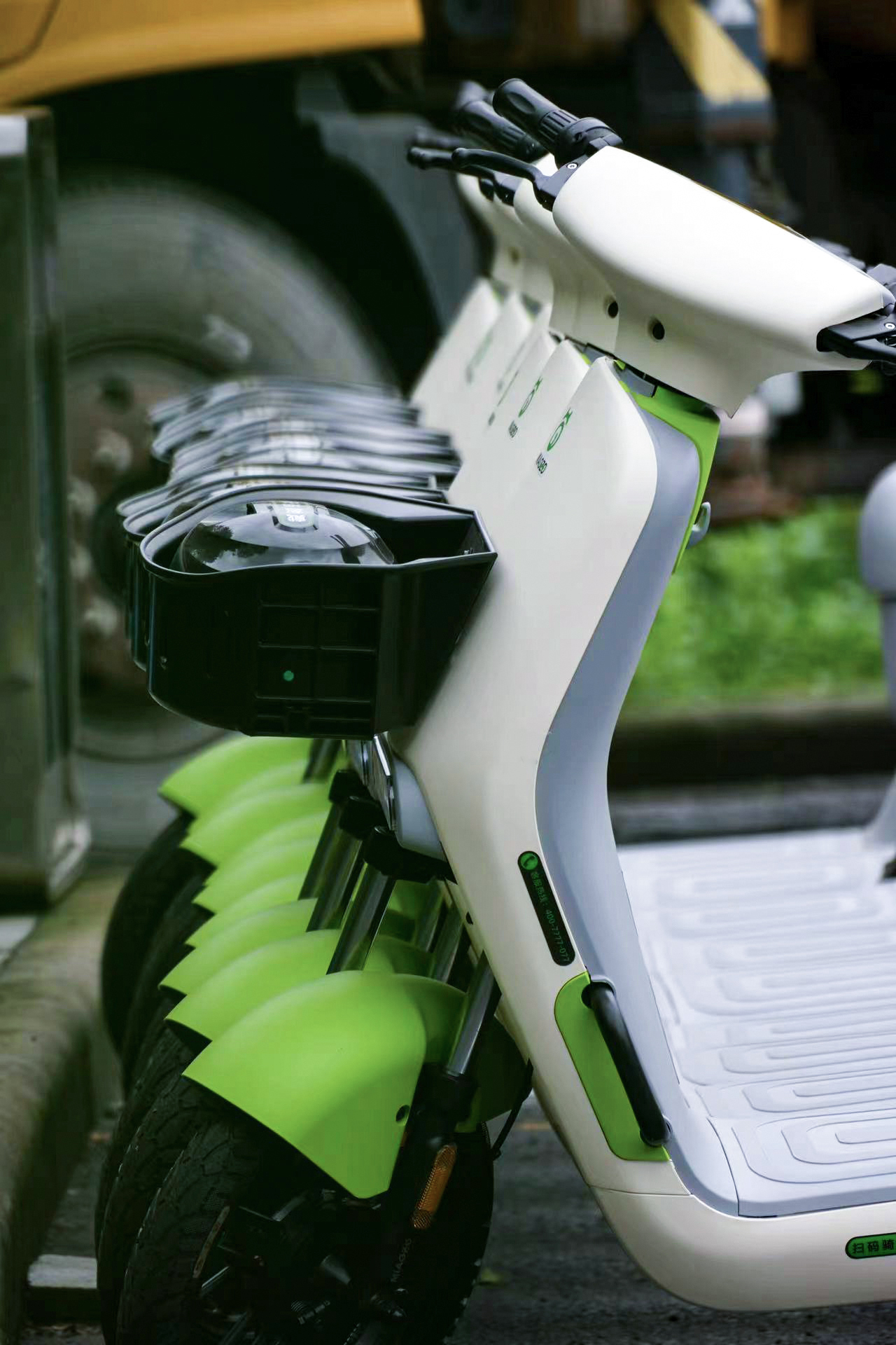 車身上標有共享電單車電話的喵走出行 車身上標有共享電單車電話的喵走出行